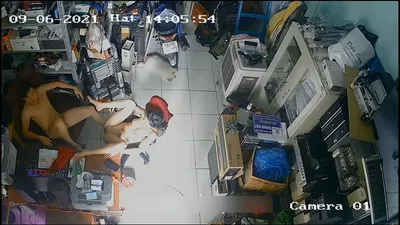 Vợ người chồng trả bài nhau trong của chuối máy tính