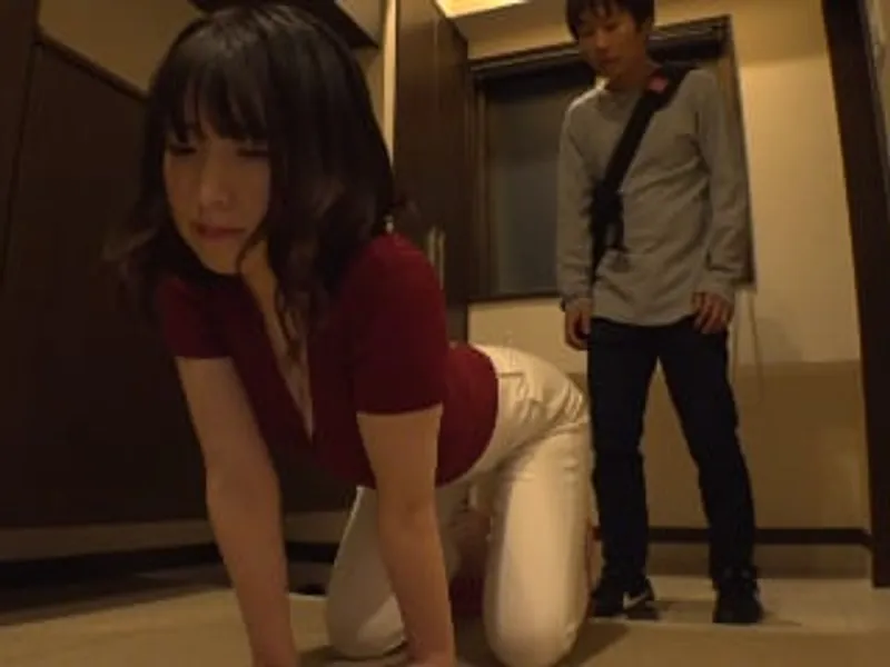 Anh xã lo làm việc, bà xã ở nhà lén lút với cậu thanh niên phòng bên